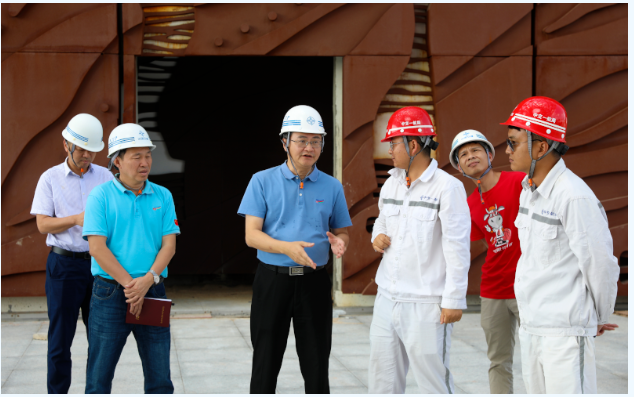 歡迎三沙市市委常委，市長鄧忠蒞臨我司承接的三沙廣場項目，三沙文體館項目現(xiàn)場調研并指導